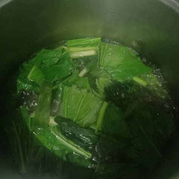 Siapkan daun sosin. Cuci bersih lalu potong-potong seukuran telunjuk. Rebus sebentar, lalu angkat dan tiriskan.