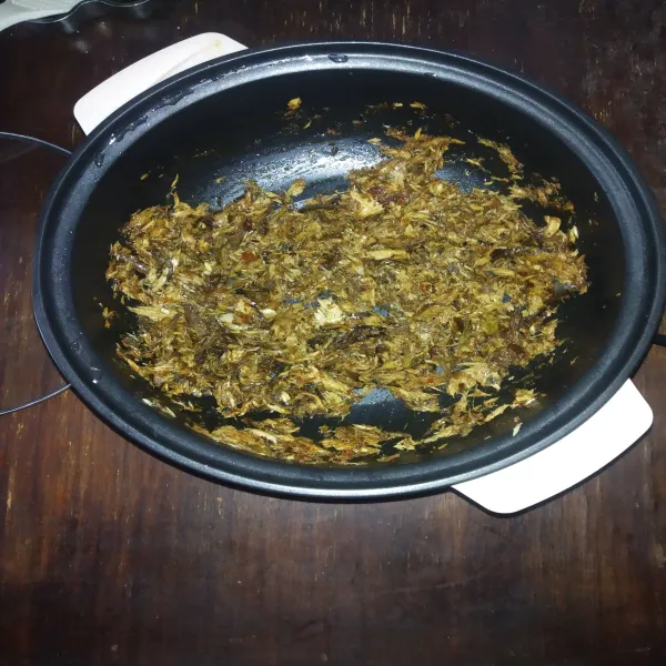 Masukkan ikan tongkol rebus yang telah disuir. Tumis hingga kering.