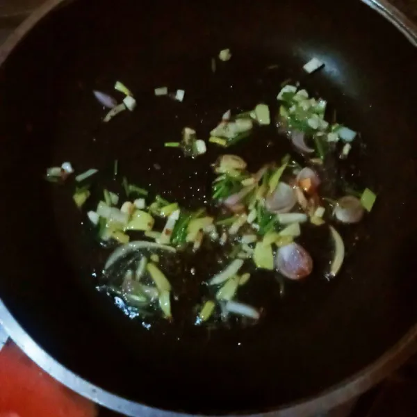 Tumis bawang putih dan bawang bombay sampai harum, masukan daun bawang lalu aduk.
