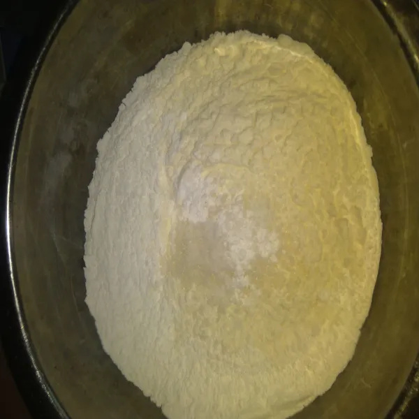 Siapkan wadah lalu masukkan tepung ketan, tepung terigu, garam, gula pasir, dan baking powder. Aduk rata.