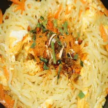 Tambahkan mie dan bumbu mie instan korea dan aduk.