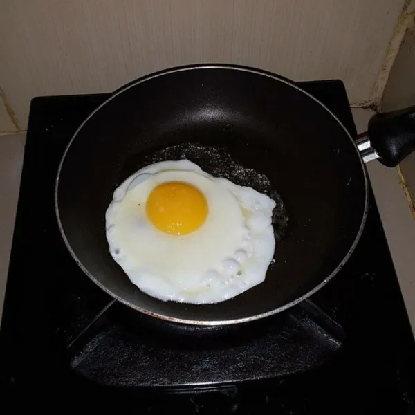 Puter teflon, kemudian ceplok telur. Taburi garam