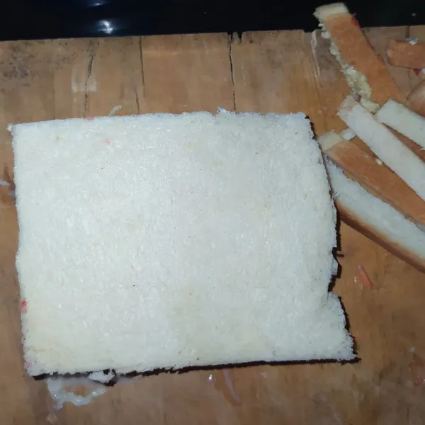 Trim bagian pinggiran rotinya, lalu potong diagonal. Sajikan Inkigayo Sandwhich dan siap disantap.
