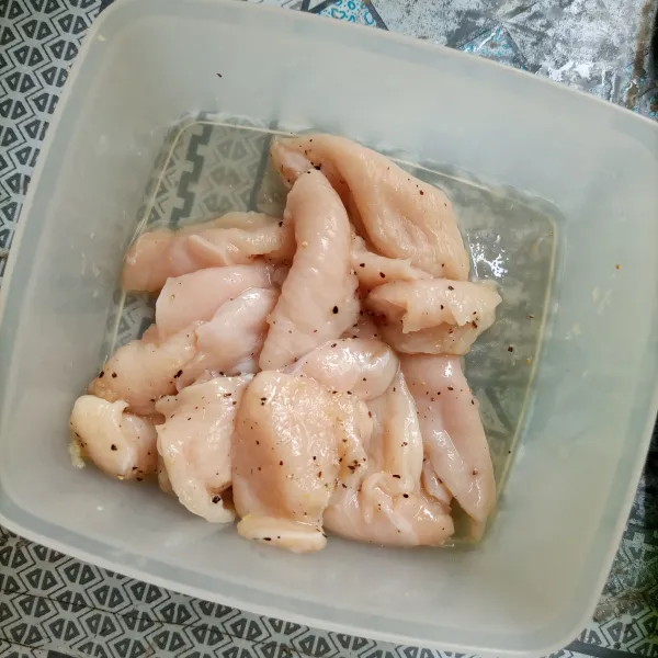 Siapkan ayam fillet yang telah dicuci bersih, kemudian marinasi ayam dengan bumbu marinasi selama 2 jam agar bumbu meresap.
