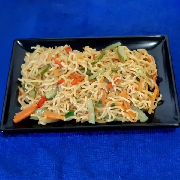 Siapkan piring saji. Tuang mie goreng acar teri ke dalam piring saji. Siap dihidangkan.
