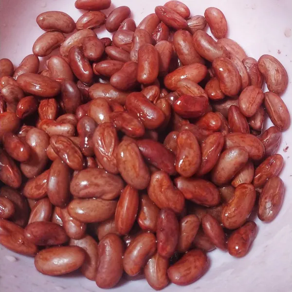 Sambil menunggu adonan, buat isian dengan siapkan kacang merah dan cuci bersih. Rebus kacang merah sampai empuk, lalu tiriskan.