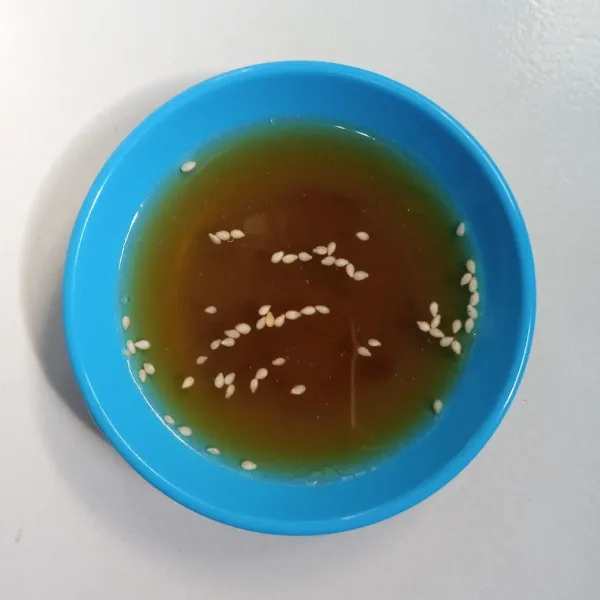 Siapkan saus. Aduk rata dan sisihkan.