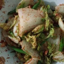 Aduk semuanya hingga tercampur rata. Kimchi siap disajikan.