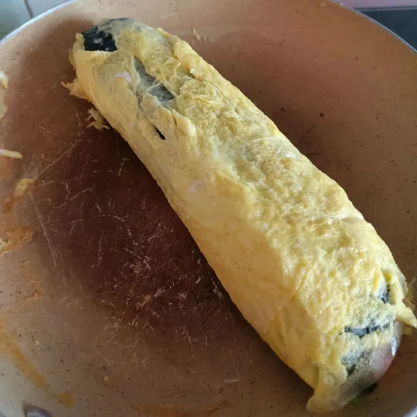 Gulung perlahan sampai semua permukaan gimbab tertutup telur, angkat dan potong potong. Sajikan.