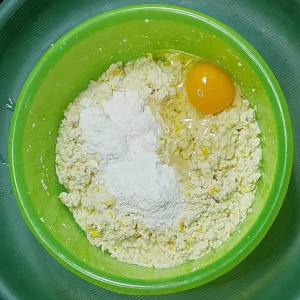 Siapkan wadah, haluskan tahu, tambahkan tepung terigu, tepung tapioka, telur, kaldu bubuk, merica bubuk,  ketumbar bubuk dan garam.