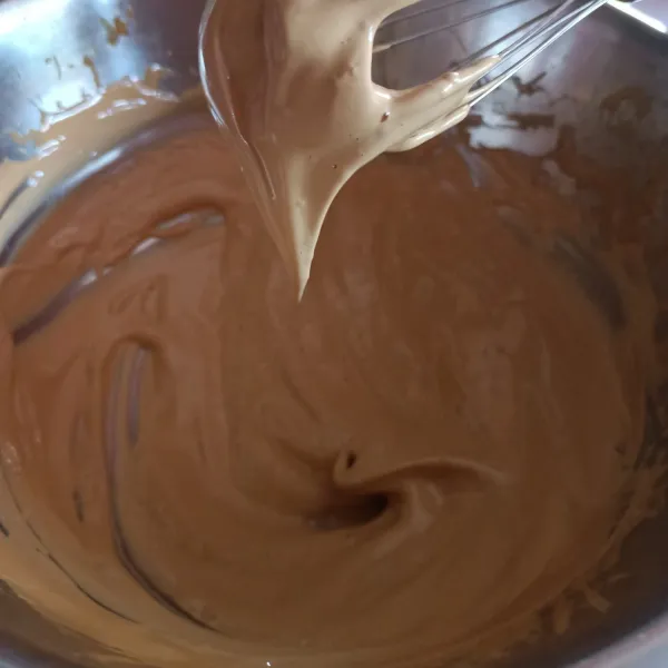 Kemudian aduk kopi menggunakan whisk sampai mengental dan mengembang menjadi pasta atau busa.