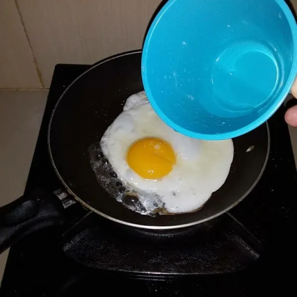 Tambahkan sedikit air