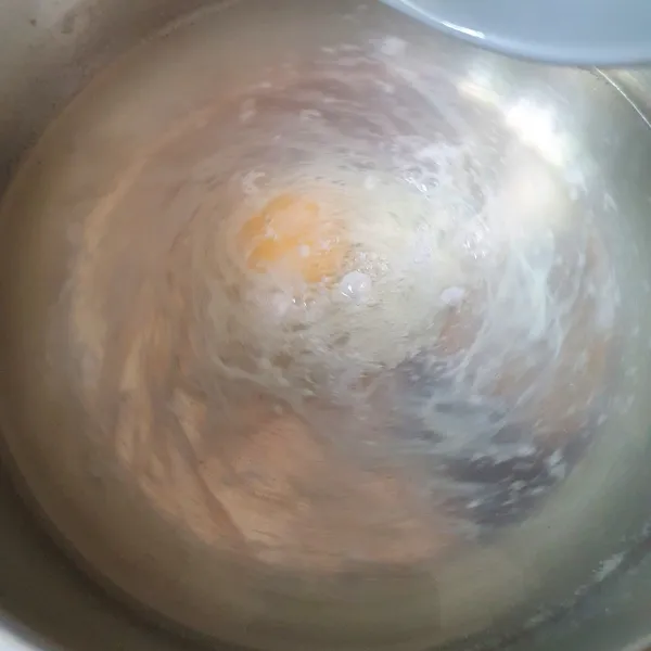 Tunggu selama kurang lebih 2 menit, telur siap diangkat.
