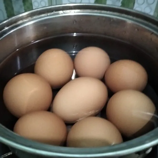 Cuci telur, masukkan ke dalam panci. Kemudian beri air. Lalu nyalakan api. Jangan ketika air mendidih baru dimasukkan telurnya ya, karena kulit ari akan melekat kuat pada telurnya.