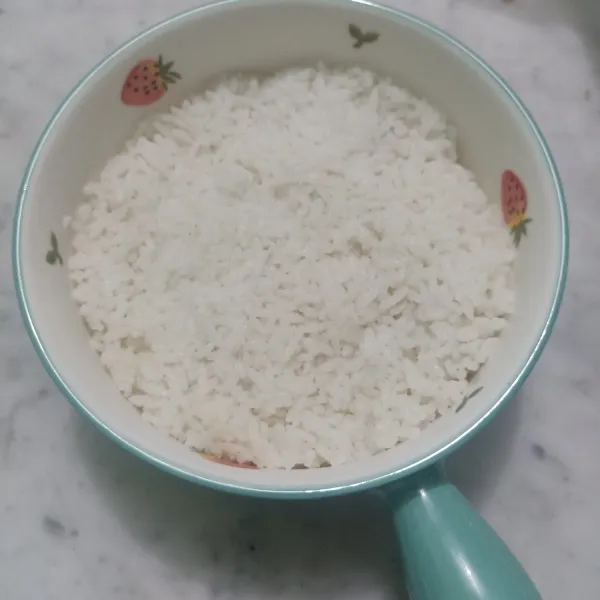 Siapkan nasi matang dalam wadah saji