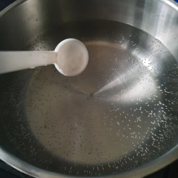 Siapkan panci, isi dengan air. Lalu tambahkan garam.
