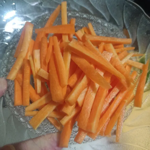 Siapkan wortel dengan kupas dan cuci bersih, lalu potong wortel memanjang seperti korek api, sisihkan.