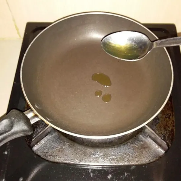 Siapkan teflon. Masukan minyak goreng sedikit aja. Panaskan dengan api kecil.