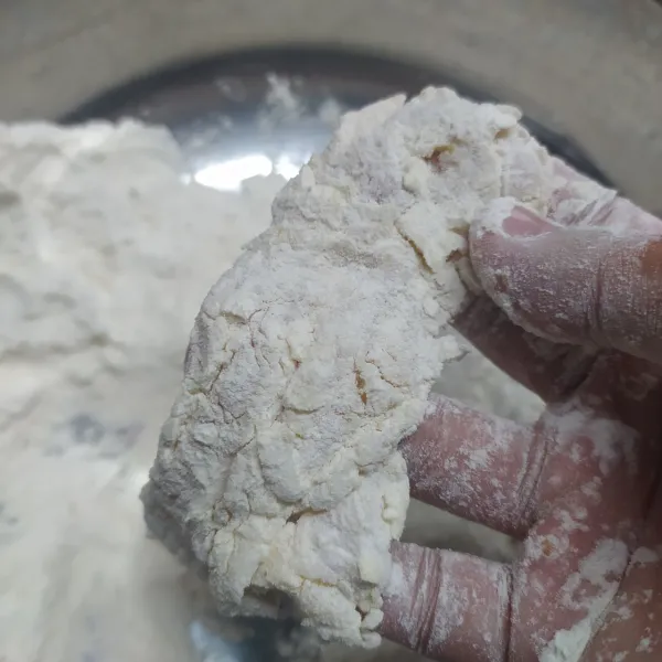 Siapkan bahan tepung pelapis, campurkan kemudian aduk rata. Masukkan tiap potongan ayam berbumbu. Lumuri tepung sambil sedikit ditekan supaya menempel. Pastikan ayam terlapisi sempurna oleh bumbu marinasi dan tepung pelapis.