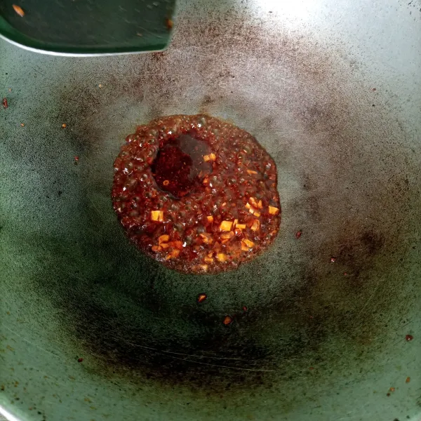 Tumis bawang putih, masukkan bahan saus dan masak dengan api sedang sampai agak kental, lalu koreksi rasa.
