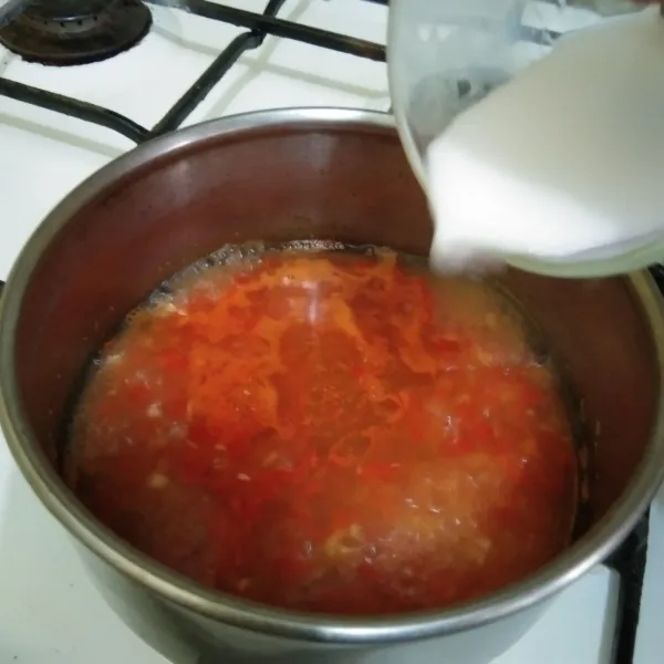Rebus cabe dan bawang dengan air rebusan tadi, tambahkan garam, gula pasir, cuka, minyak wijen dan saus tomat masak hingga mendidih, beri larutan tepung maizena masak hingga meletup letup.