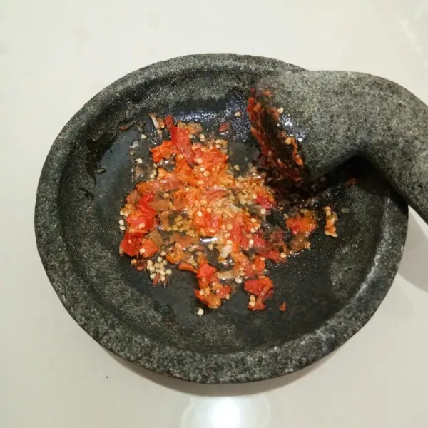 Kemudian tuang 1 sendok sayur minyak mendidih. Aduk rata.