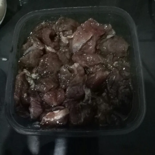 Marinasi daging dengan saus barbeque, lada hitam dan kaldu jamur. Biarkan selama semalaman sampai bumbu menyerap.