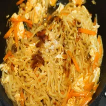 Tambahkan bumbu jamur, saus tiram, kecap asin, kecap manis dan sedikit air.