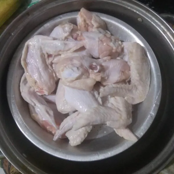 Cuci sayap ayam diair mengalir, tiriskan.