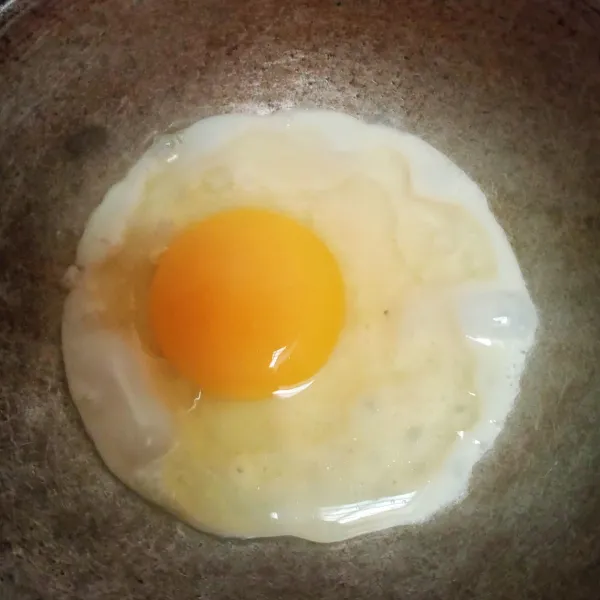 Ceplok telur setengah matang