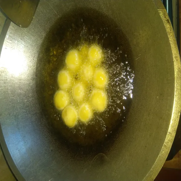 Panaskan secukupnya minyak goreng. Setelah panas, goreng cheese ball menggunakan api kecil sambil diaduk-aduk hingga maang berwarna kuning keemasan.