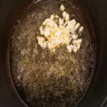 Tumis bawang putih ke dalam minyak yang telah panas.
