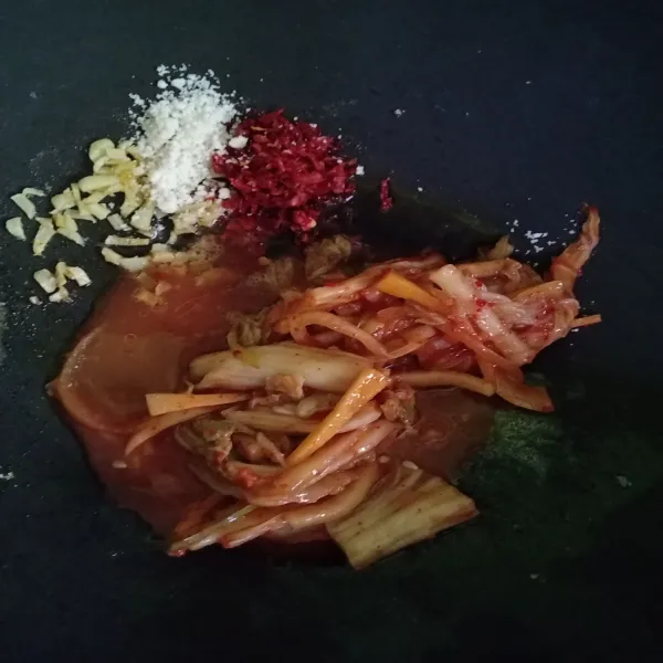 Masukkan kimchi, air kimchi, cabe bubuk, kaldu jamur, dan garam.