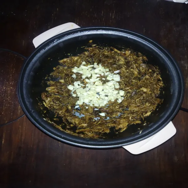 Masukkan bawang putih dan penyedap rasa, aduk hingga merata.