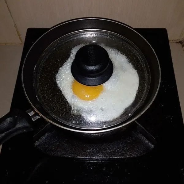 Tutupi wajan, biarkan matang. Tetap gunakan api kecil