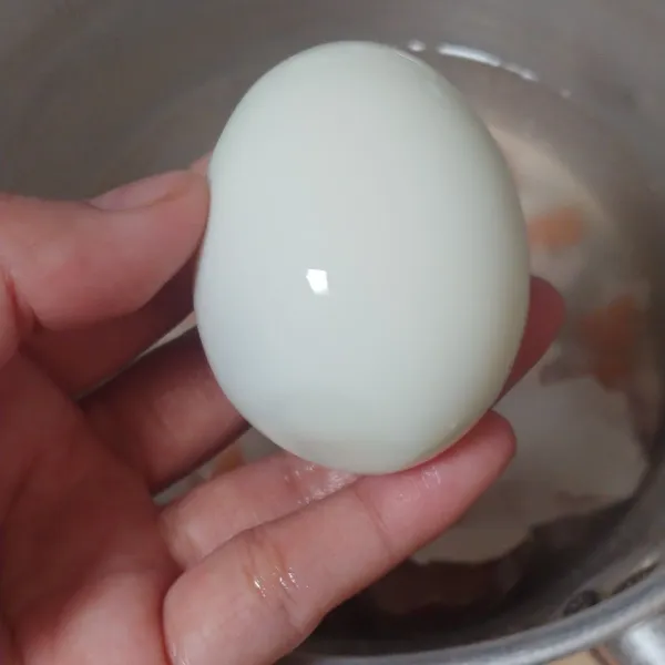 kupas telur satu persatu,lalu cuci bersih sebelum di sajikan.