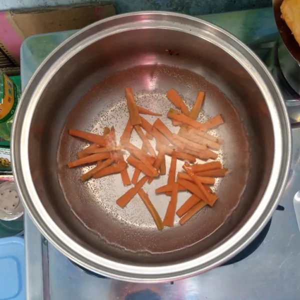 Siapkan wortel. Kemudian rebus sampai empuk. Angkat dan tiriskan.