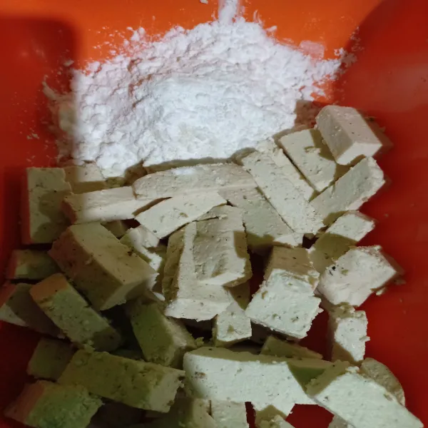 Baluri dengan tepung maizena dan tepung terigu yang diberi sejumput garam dan lada bubuk juga.