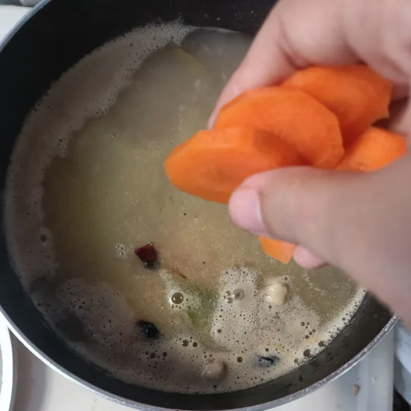 Masukkan wortel masak hingga setengah empuk.