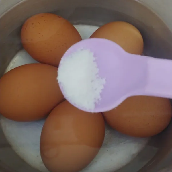masukan telur kedalam panci,beri air dan garam