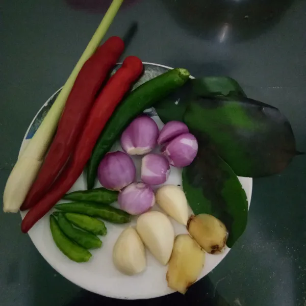 Siapkan bawang merah, bawang putih, cabe merah, cabe hijau, cabe rawit, daun salam, serai dan laos.