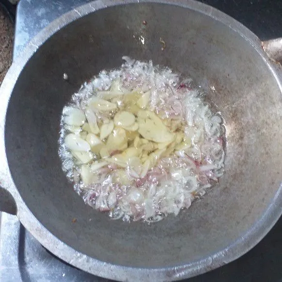 Goreng bawang hingga berubah warna.