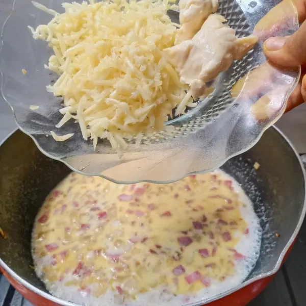 Kemudian beri keju mozzarella dan keju oles.