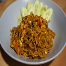 Siap disajikan dengan timun.