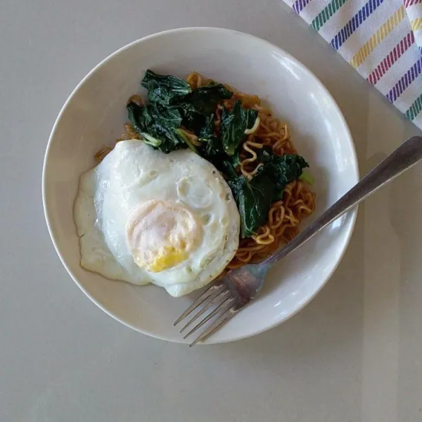 Jika suka kuning telur yang matang, balik. Goreng sebentar lalu angkat.