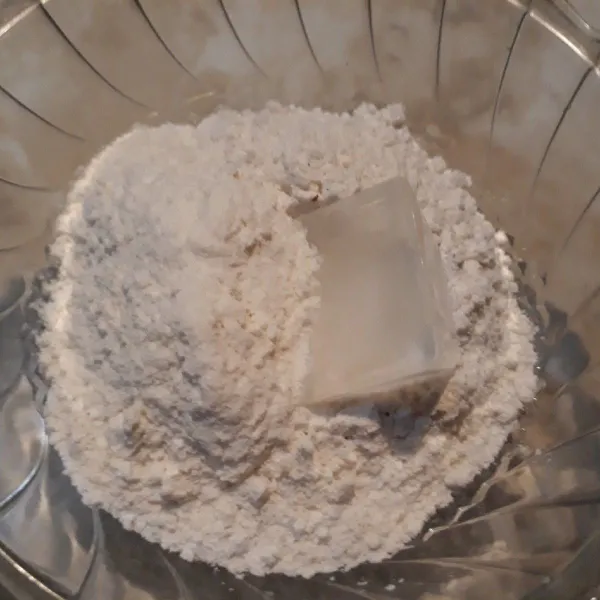 Campur tepung bakwan, tepung serbaguna, dan es batu.