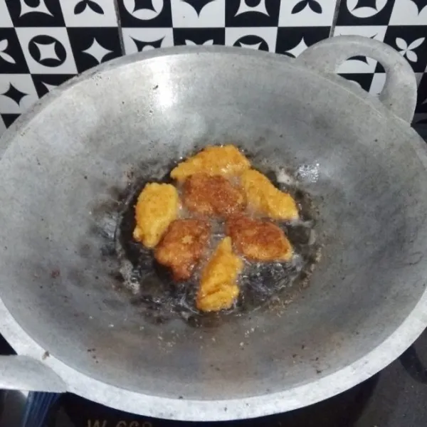 Panaskan minyak goreng. Goreng gecok kentang wortel hingga matang berwarna kuning keemasan. Angkat tiriskan.