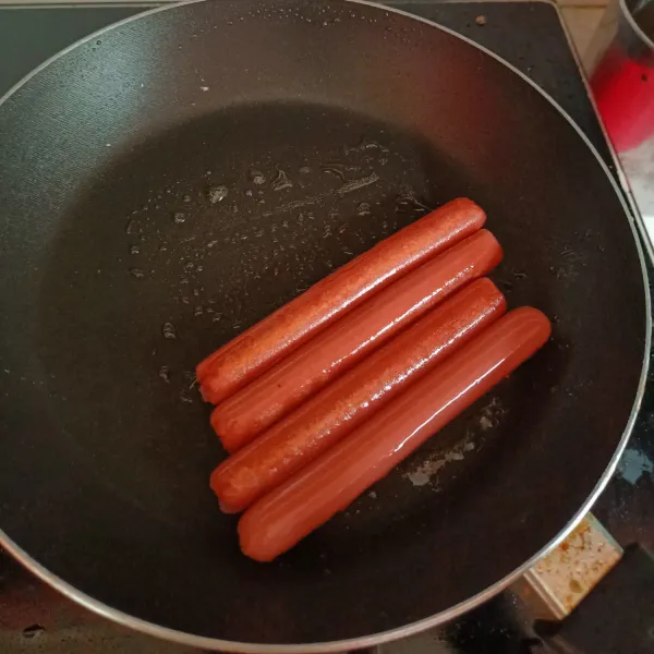 Panaskan teflon dengan sedikit minyak, goreng sosis sampai matang, sisihkan.