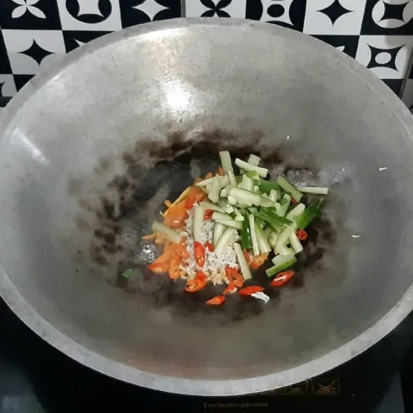 Masukkan mentimun dan teri nasi, aduk rata lagi. Masak hingga teri nasi matang.