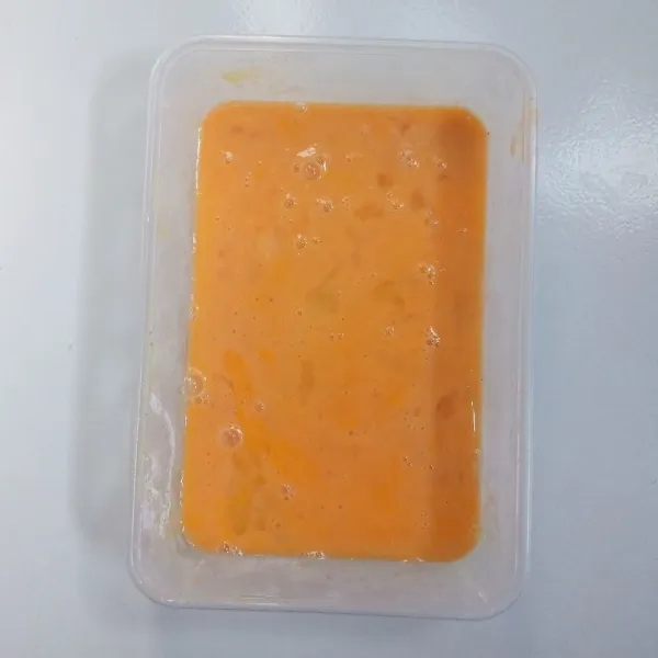 Kocok telur bersama garam dan lada bubuk.